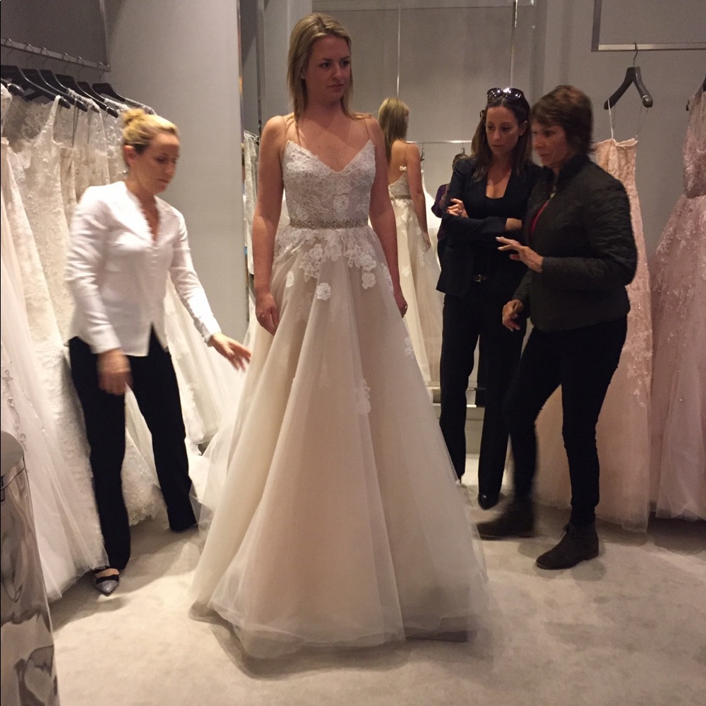 Monique Lhuillier Embroidered wedding dress - Picture 6 of 7